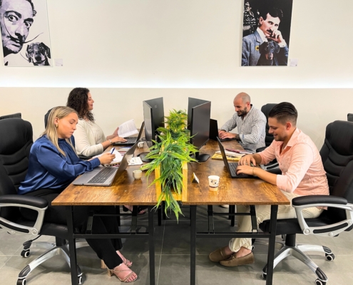 People working at CONNECTICLUB coworking space