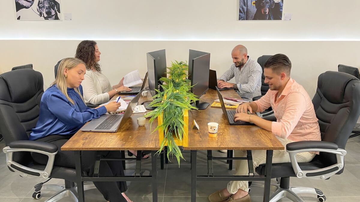 people working at CONNECTICLUB
